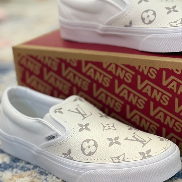 Vans NWT White and Gray Patterned Slip-Ons - Size 7 - Picture 3 of 6